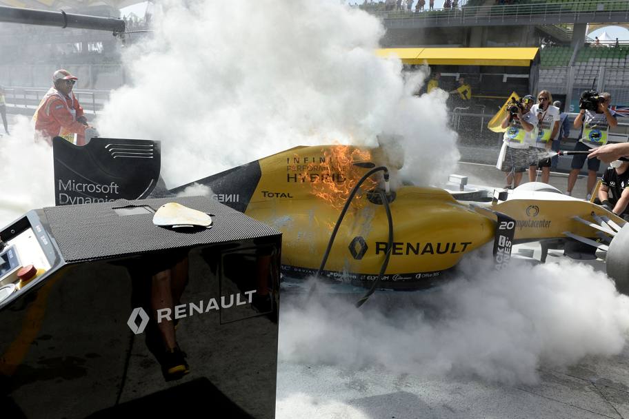 Momenti di agitazione ai box Renault durante le prime libere del GP della Malesia: la vettura di Kevin Magnussen ha preso fuoco ai box e si  dovuto intervenire in fretta per domare il principio di incendio. Alla fine il fuoco  stato domato. Colombo